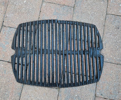 Weber 7644 Cast Iron Cooking Grates Set for Q100 Q1000 Series Grills USED