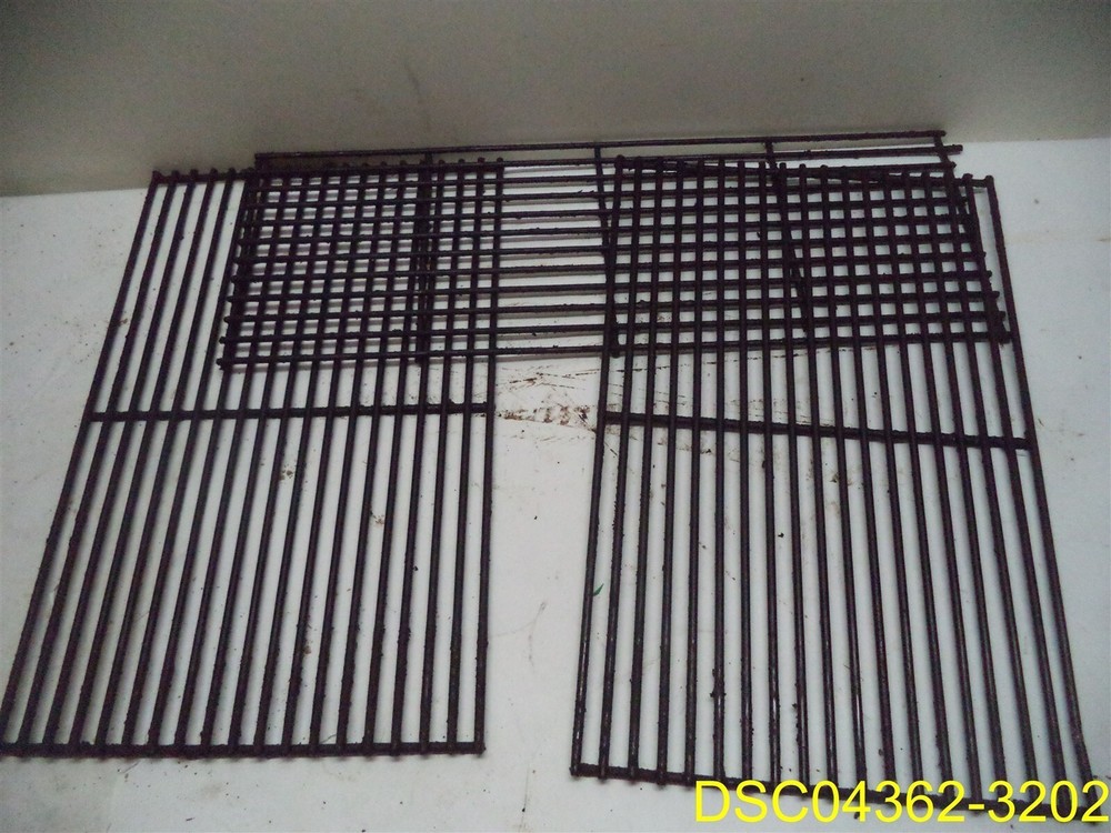 3 Grates: Top and two bottom grates for Pit Boss Model 700FB